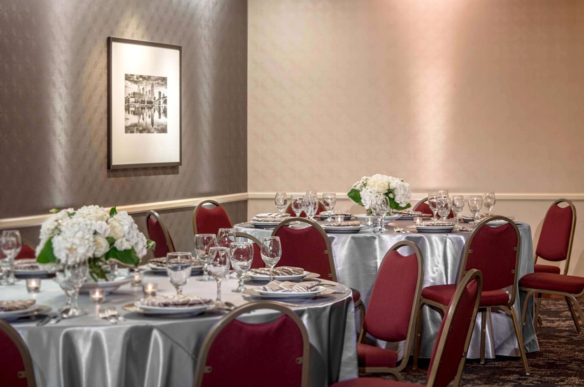 Doubletree Suites By Hilton Minneapolis Downtown Экстерьер фото