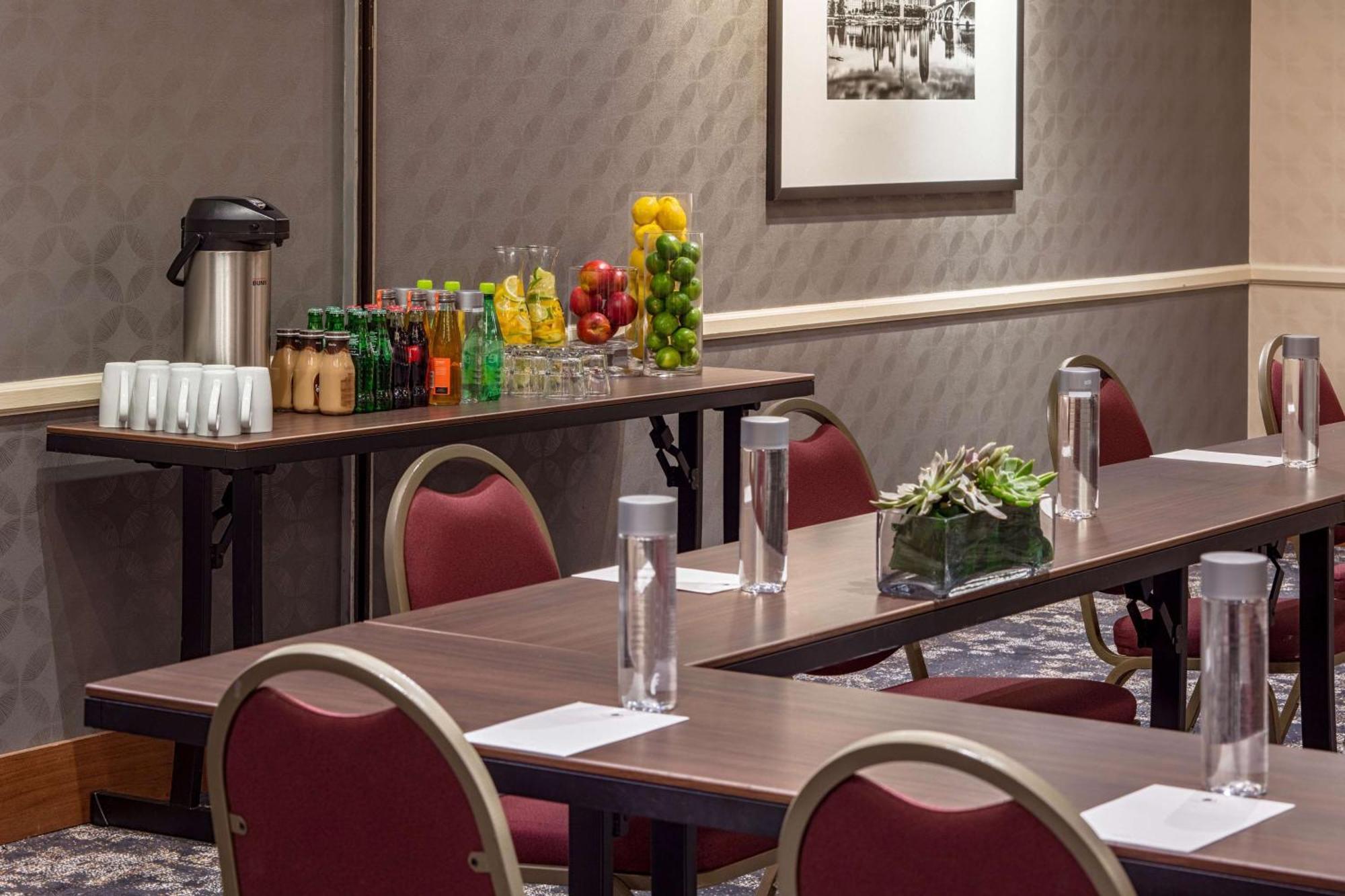 Doubletree Suites By Hilton Minneapolis Downtown Экстерьер фото