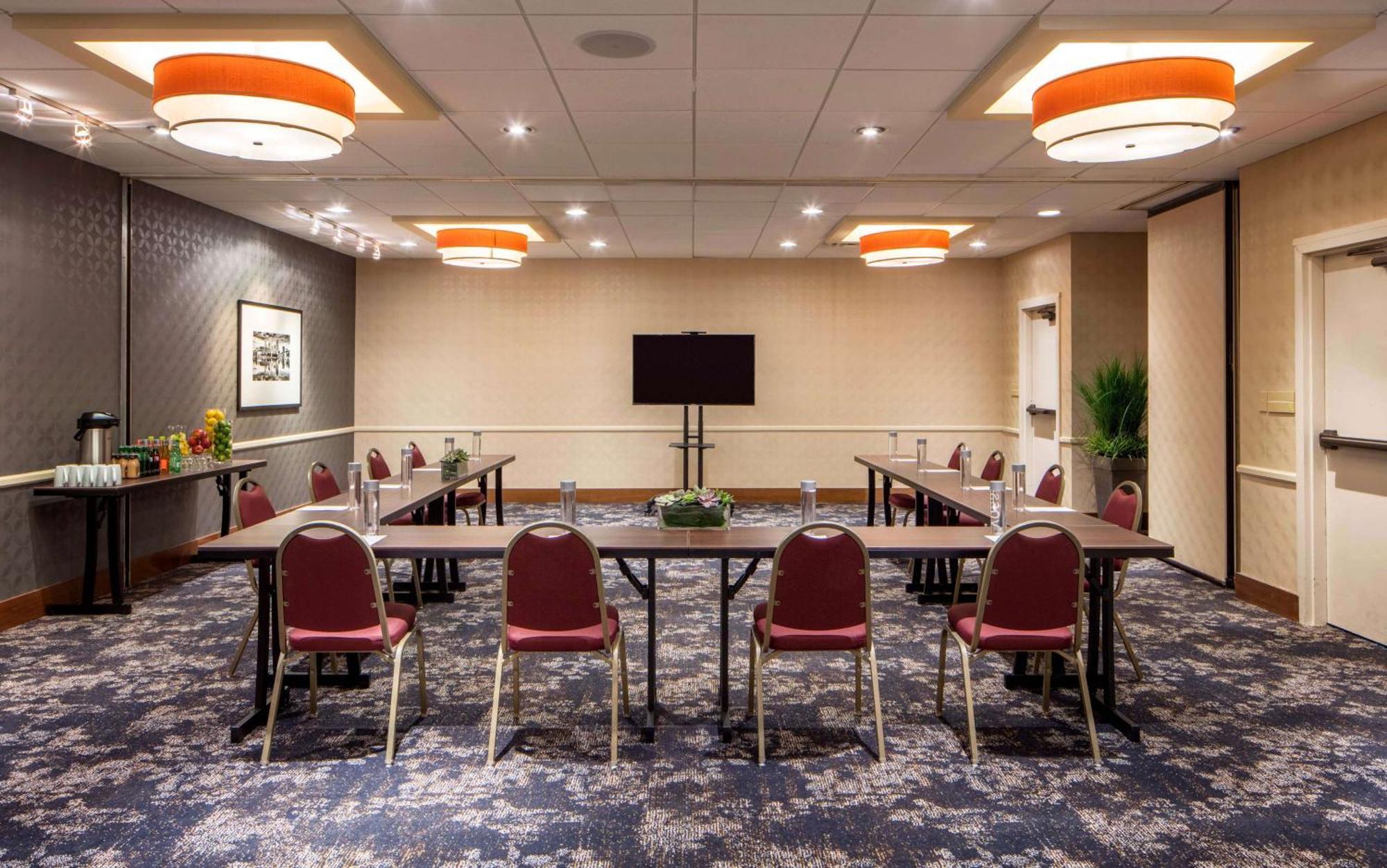 Doubletree Suites By Hilton Minneapolis Downtown Экстерьер фото